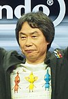https://upload.wikimedia.org/wikipedia/commons/thumb/9/93/Shigeru_Miyamoto_at_E3_2013_1_%28cropped%29.JPG/100px-Shigeru_Miyamoto_at_E3_2013_1_%28cropped%29.JPG